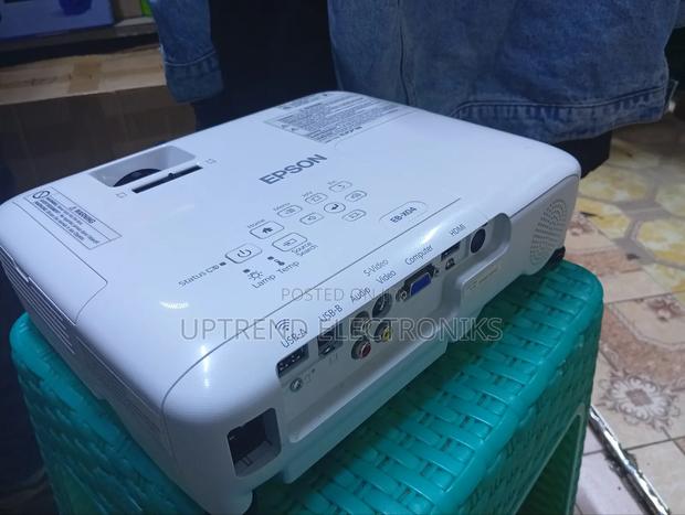 Epson X04 – Portable, Powerful Perfect for All Venues - thumbnail 2