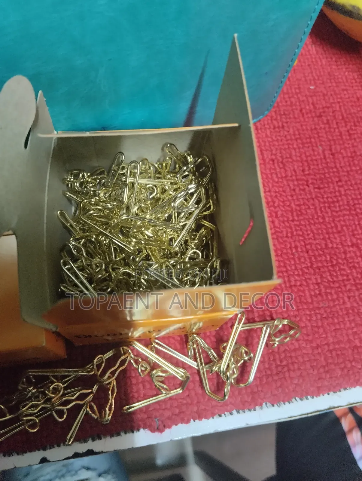 100 Pieces Pack Gold Metal Curtain Hooks
