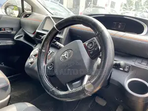 Toyota Sienta 2018 Brown