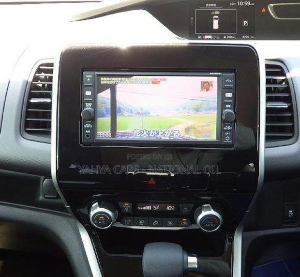 Nissan Serena 2018 Silver - thumbnail 6