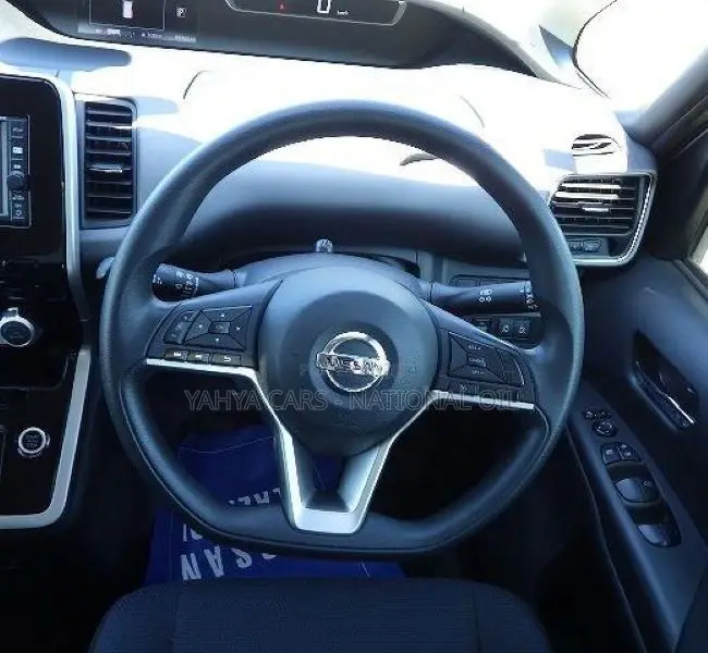 Nissan Serena 2018 Silver