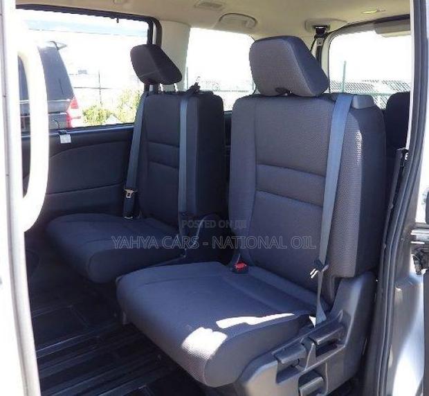 Nissan Serena 2018 Silver - thumbnail 8