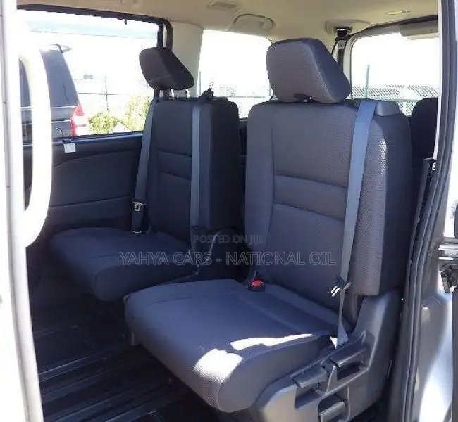 Nissan Serena 2018 Silver