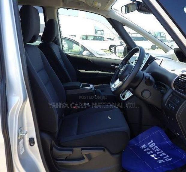 Nissan Serena 2018 Silver - thumbnail 9