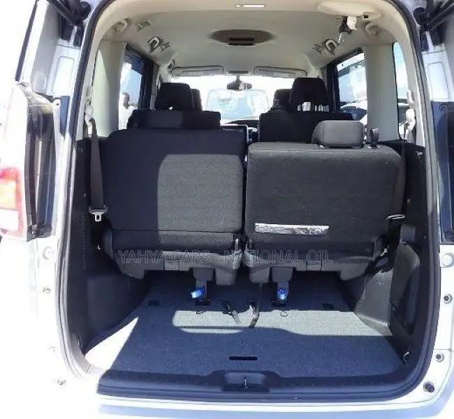 Nissan Serena 2018 Silver