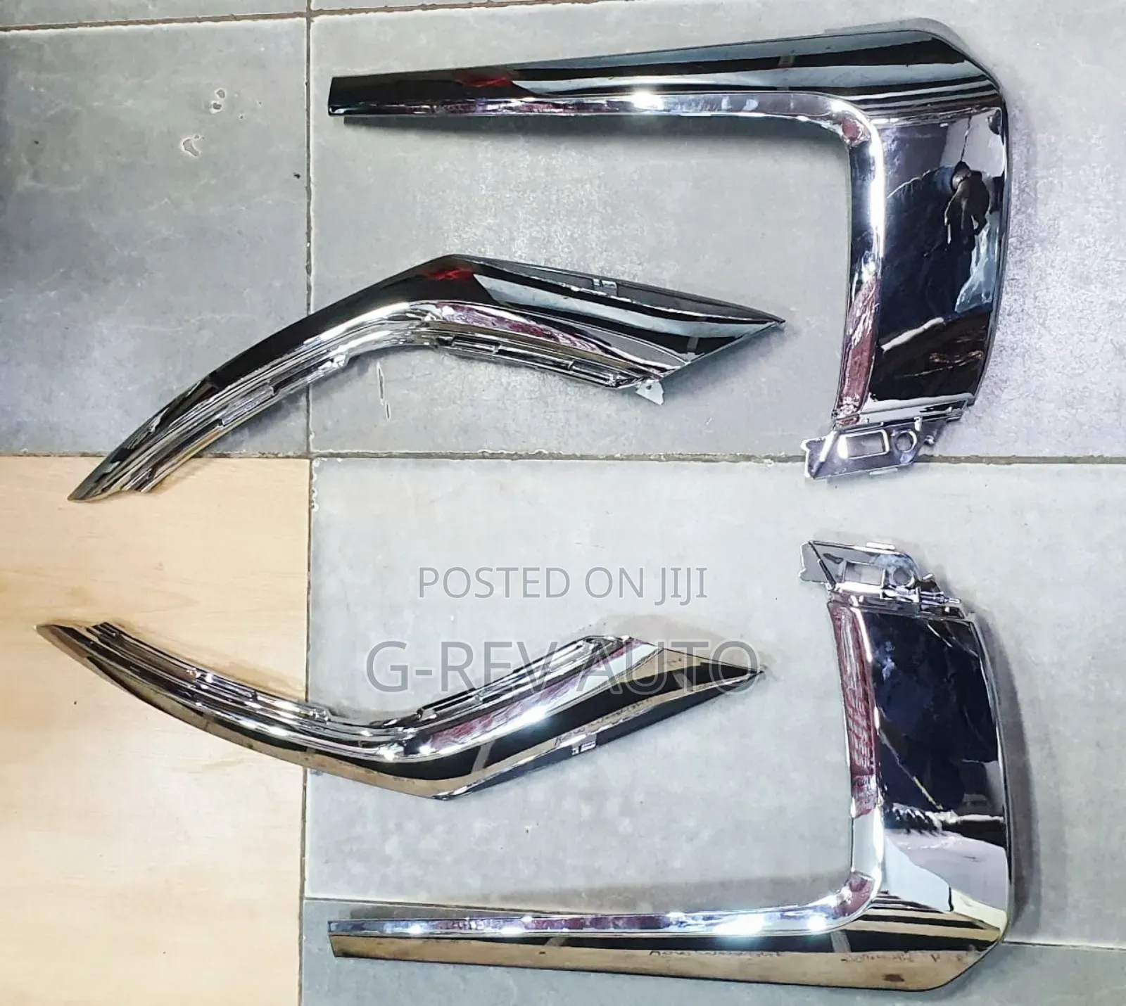 Mitsubishi Outlander Grill Chromes.