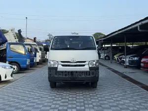 Toyota HiAce 2018 White