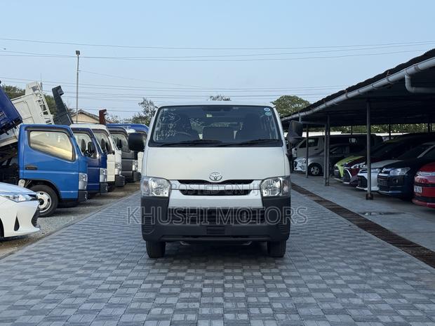 Toyota HiAce 2018 White - thumbnail 2