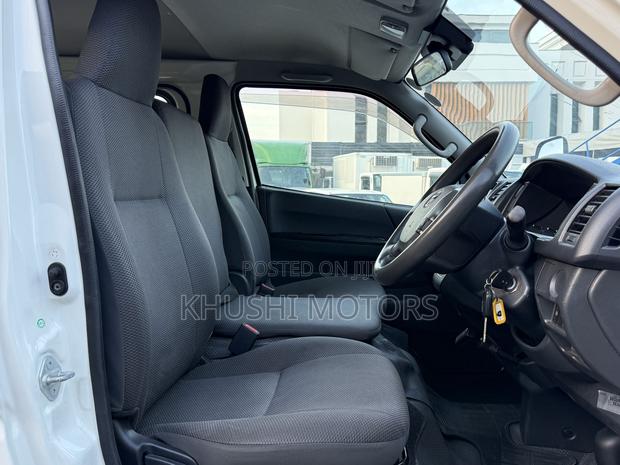 Toyota HiAce 2018 White - thumbnail 7