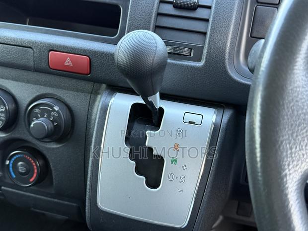 Toyota HiAce 2018 White - thumbnail 9