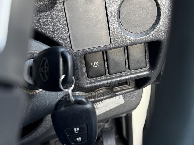 Toyota HiAce 2018 White - thumbnail 11