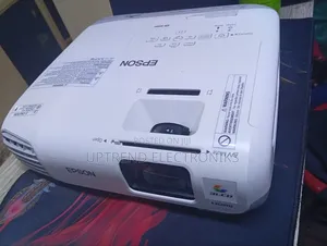 High-Performance Epson 945h Projector!