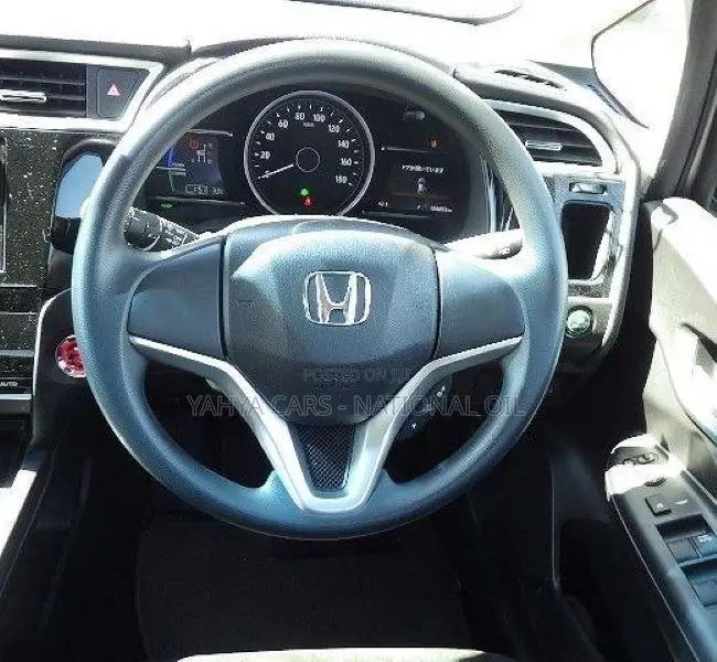 Honda Fit Shuttle 2018 Silver