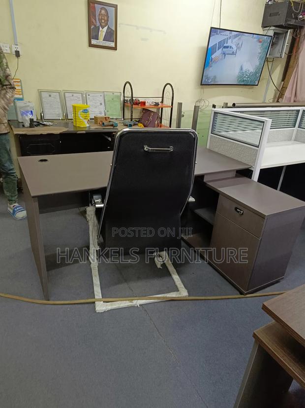 Minimalist Executive Table - thumbnail 2