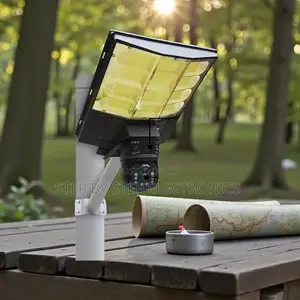 High Quality 4g Multiple Lens PTZ Security Solar Camera + Street Light