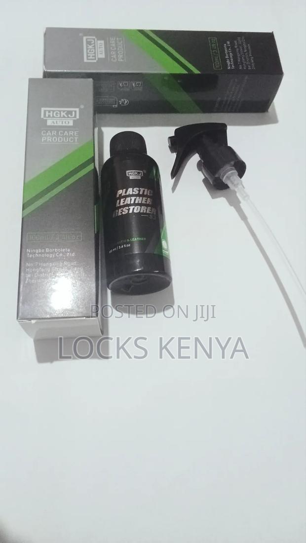 Refurbishing Car Plastic Leather Restorer