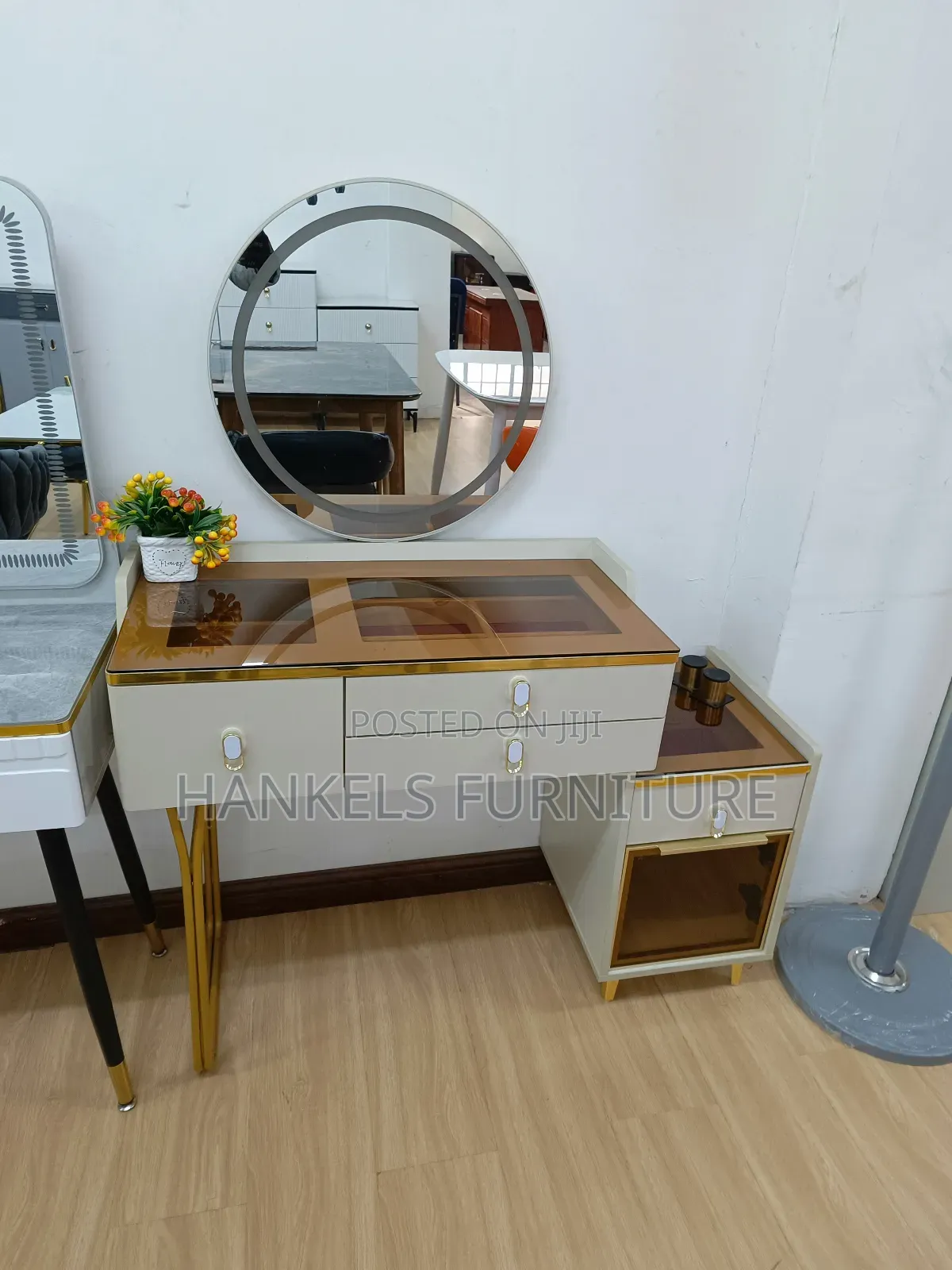 Modern Dressing Table With Led Lighted Mirror