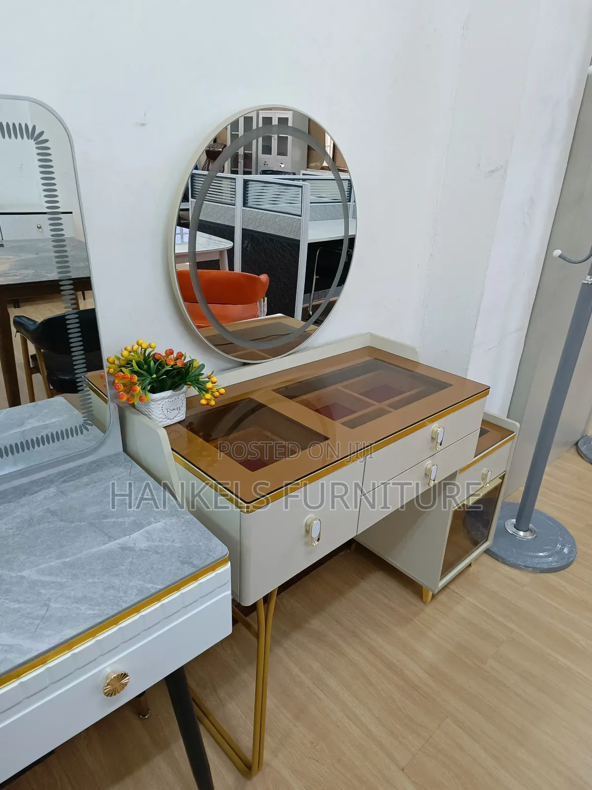 Modern Dressing Table With Led Lighted Mirror