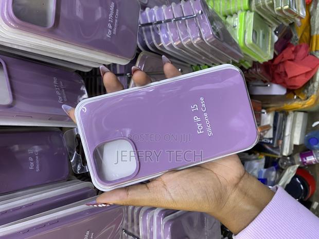 Felon Apple iPhone 15 Liquid Silicone Case With Microfiber Lining - thumbnail 3