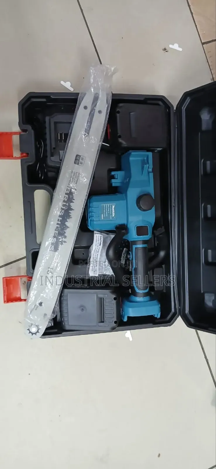Makita Chain Saw Cordless 16"