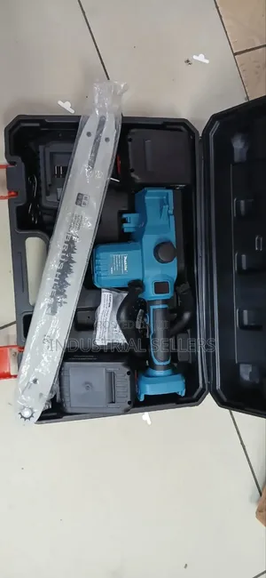 Makita Chain Saw Cordless 16"