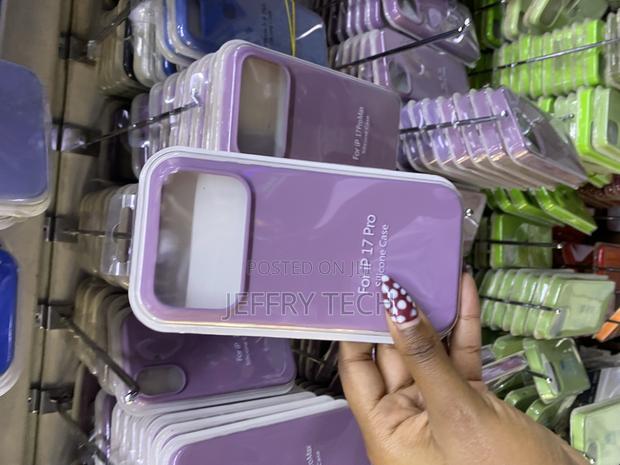 Qwaer iPhone 17 Pro Silicone Liquid Silicone With Microfiber Lining - main view