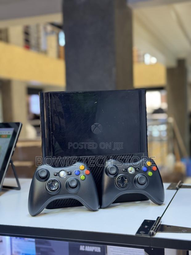 Xbox 360 Chipped With Games and Two Controllers - thumbnail 3