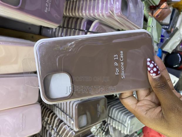 Yatwin Liquid Silicone Case for iPhone 13 With Microfiber Lining - thumbnail 2