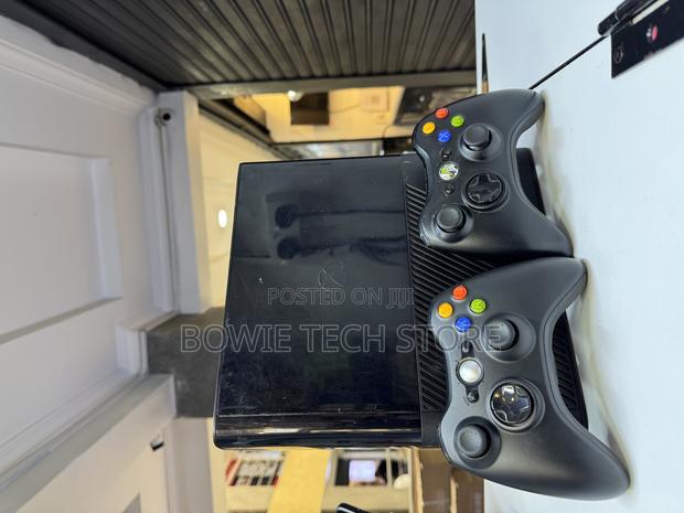Xbox 360 Chipped With Games and Two Controllers - thumbnail 6