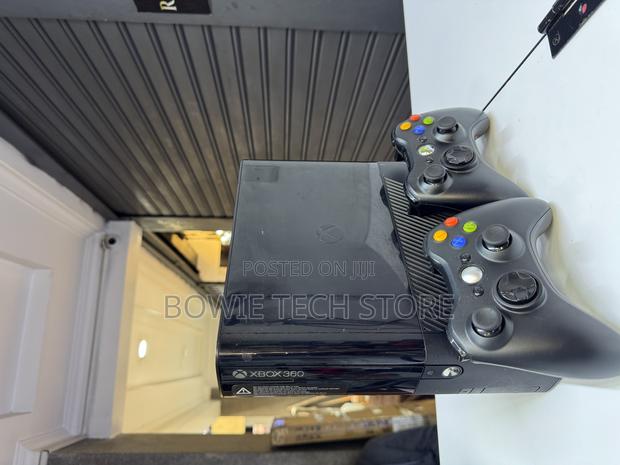 Xbox 360 Chipped With Games and Two Controllers - thumbnail 5