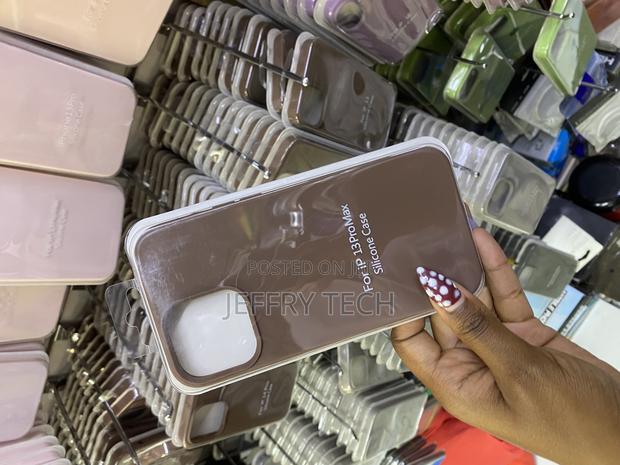 Zelony iPhone 13 Pro Max Liquid Silicone Case With Microfiber Lining - thumbnail 3