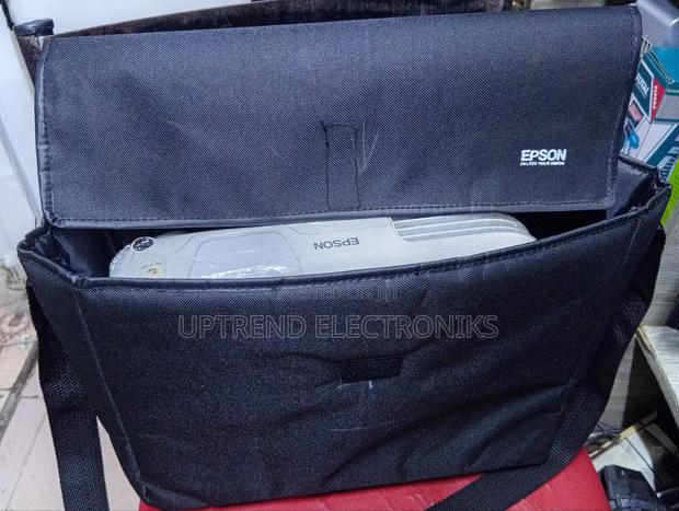 Premium Comfort Projector Bag  – Soft Grip Strong Build - thumbnail 2