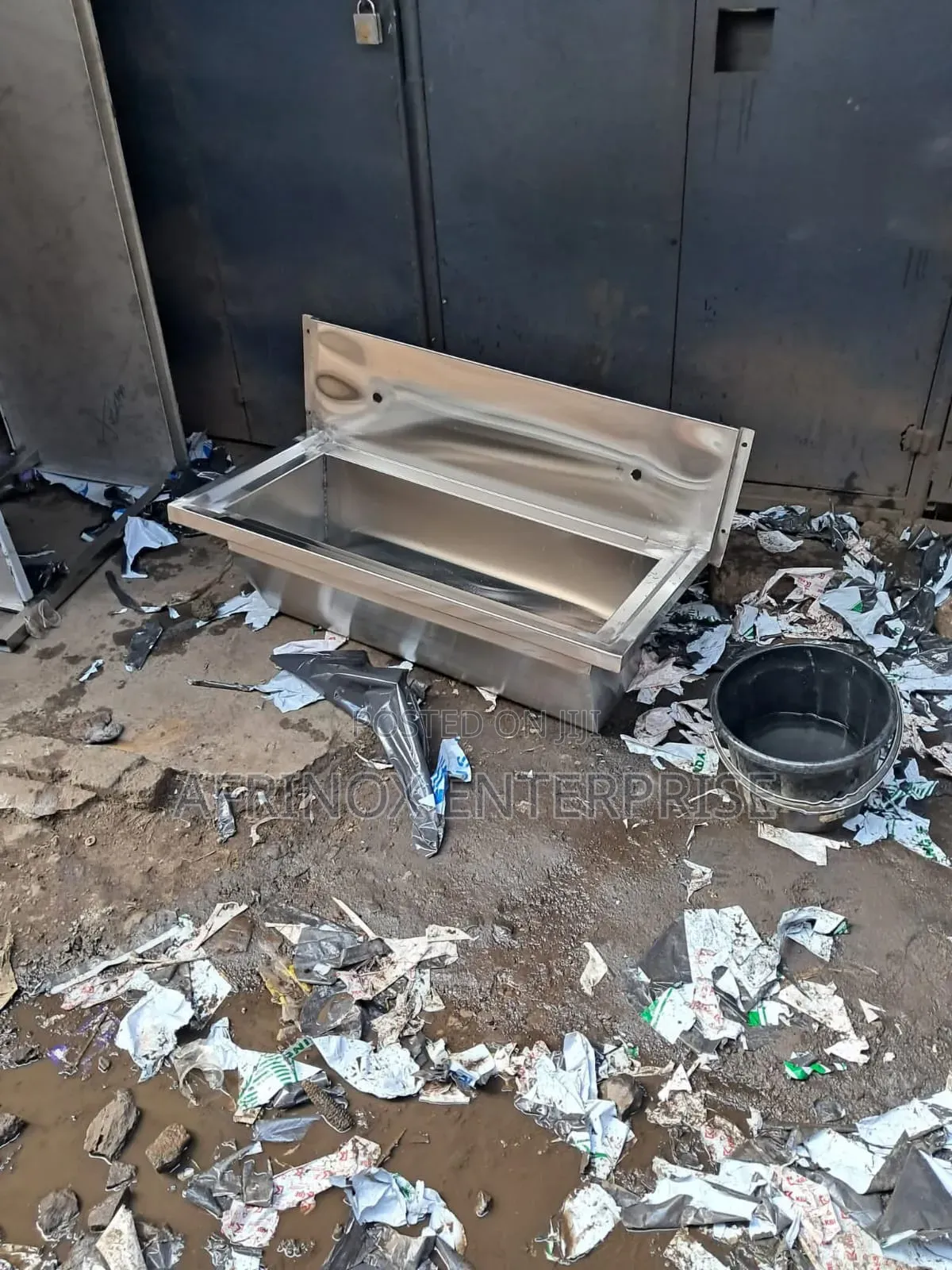 Stainless Steel Scrub Sink.
Robust and Hygienic