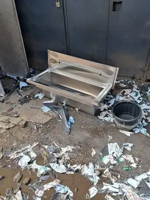 Stainless Steel Scrub Sink.
Robust and Hygienic