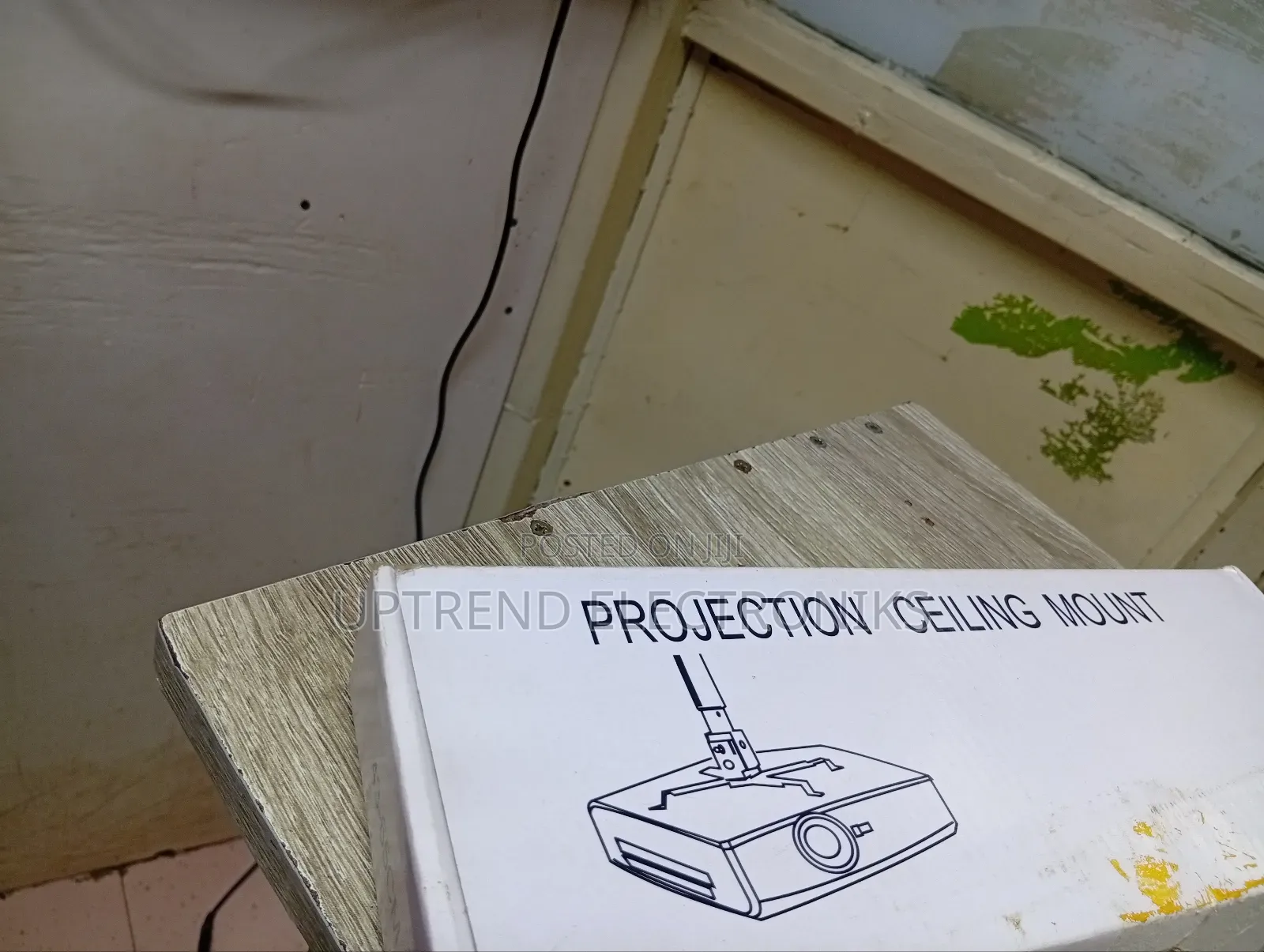 Slim Stylish Projector Mount – Space-Saving Performance