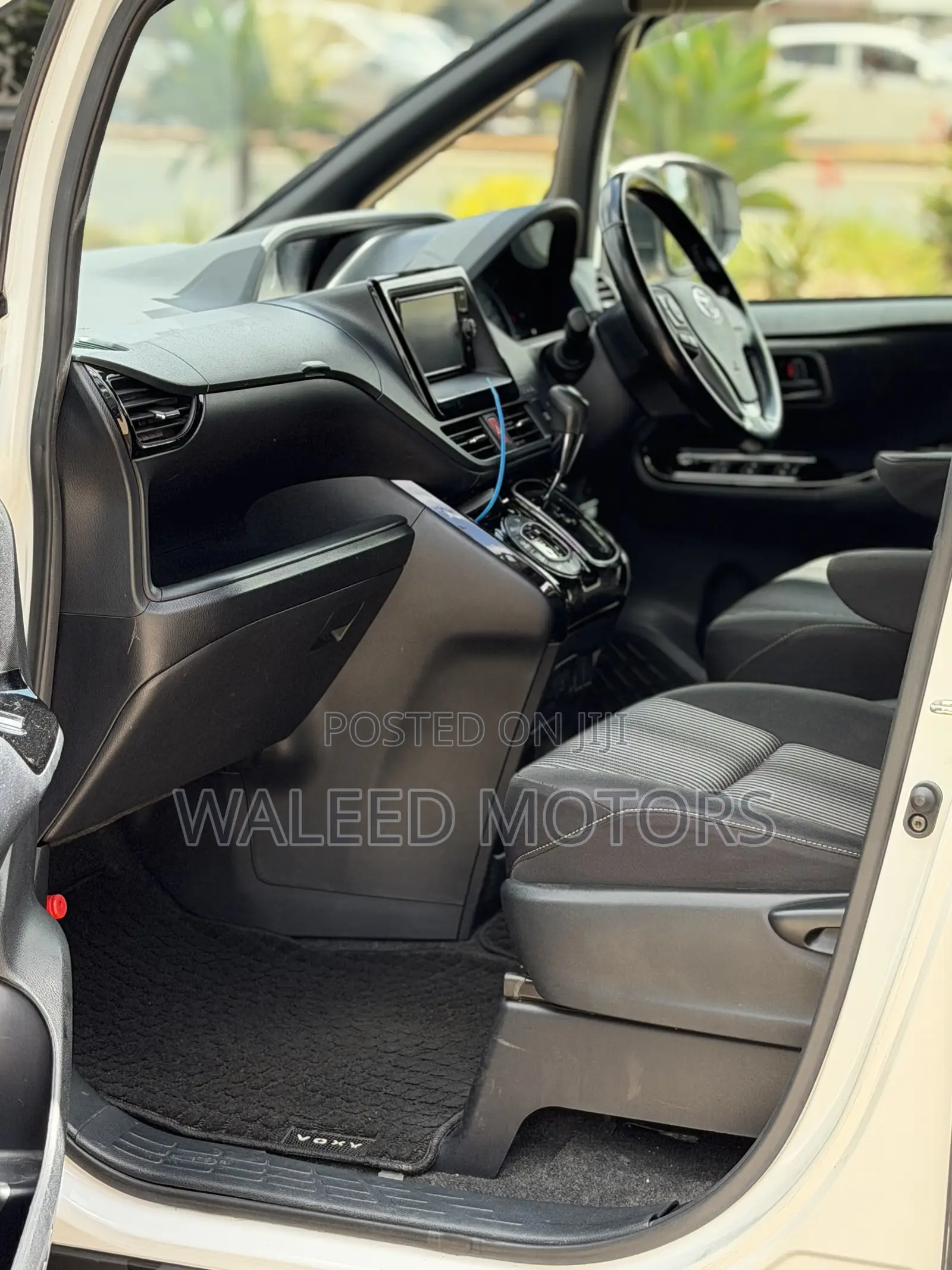Toyota Voxy 2018 Pearl