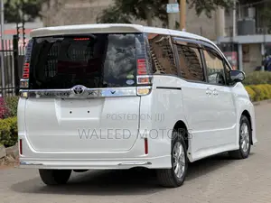 Toyota Voxy 2018 Pearl