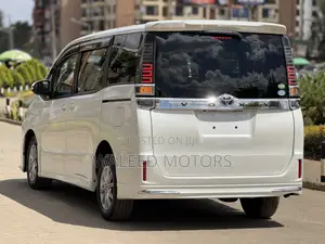 Toyota Voxy 2018 Pearl