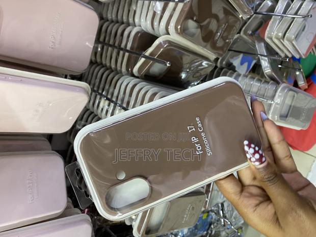 Qaeser iPhone 17 Liquid Silicone Case With Microfiober Lining - thumbnail 3