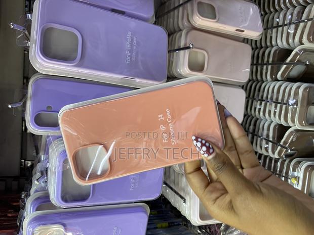 Guagua for iPhone 14 Liquid Silicone Case With Microfiber Lining - thumbnail 3