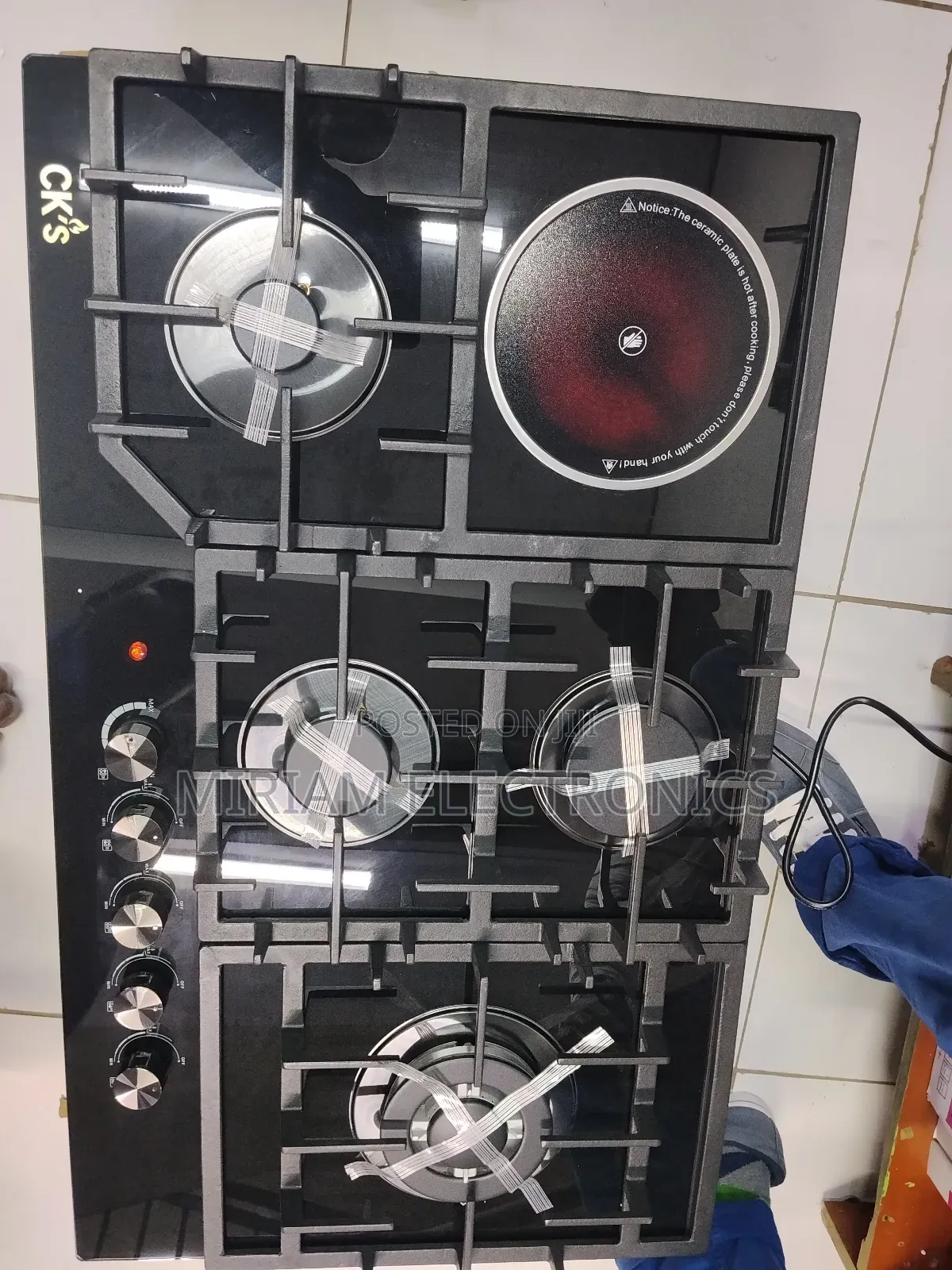 Ck's 4 Gas With 1 Electric Cooker With Wok