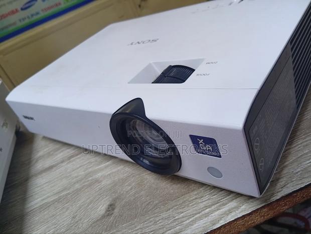 Sony Dx102 – Sharp Projection Made Easy - main view