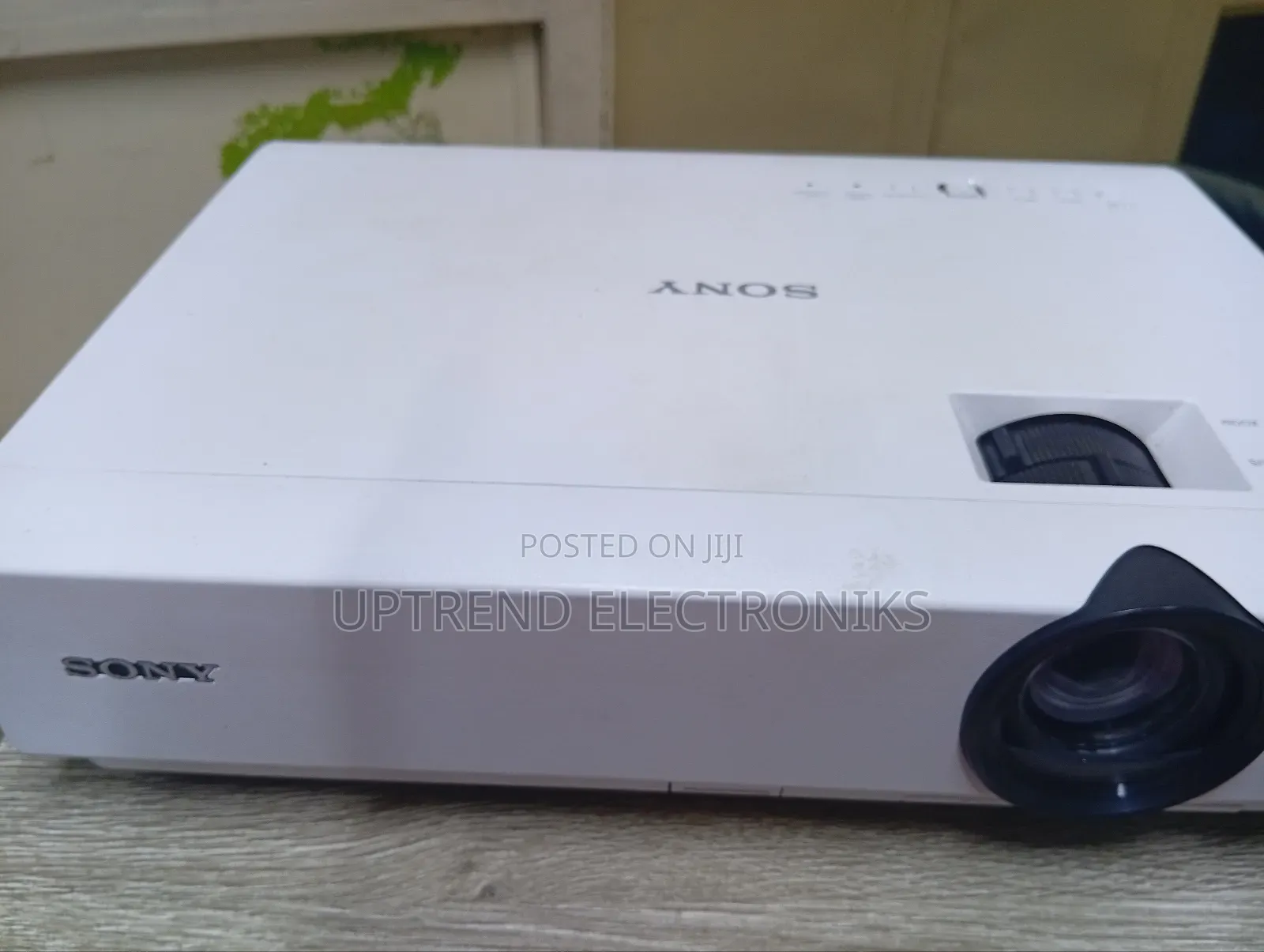 Sony Dx100 – Bright Performance, Compact Power