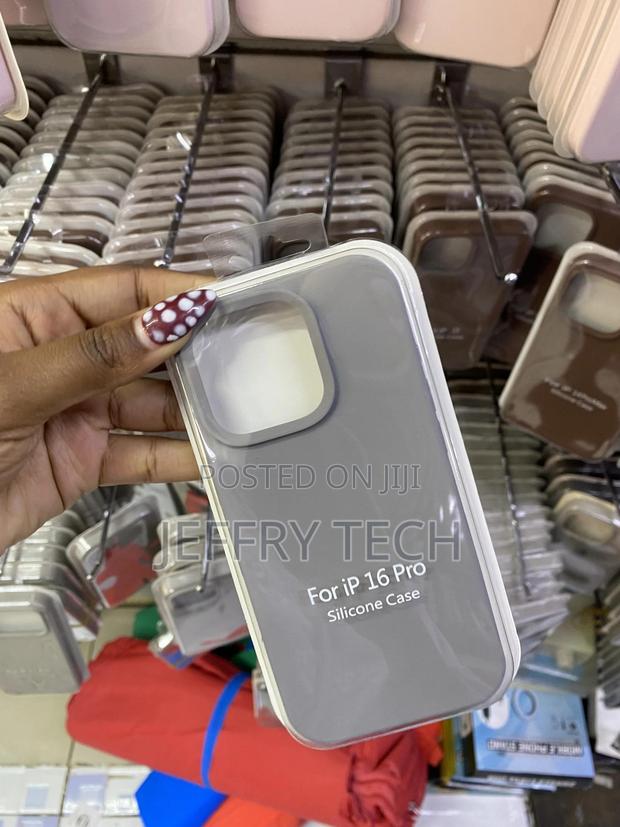 Dcigona iPhone 16 Pro Liquid Silicone Case With Microfiber Lining - thumbnail 3