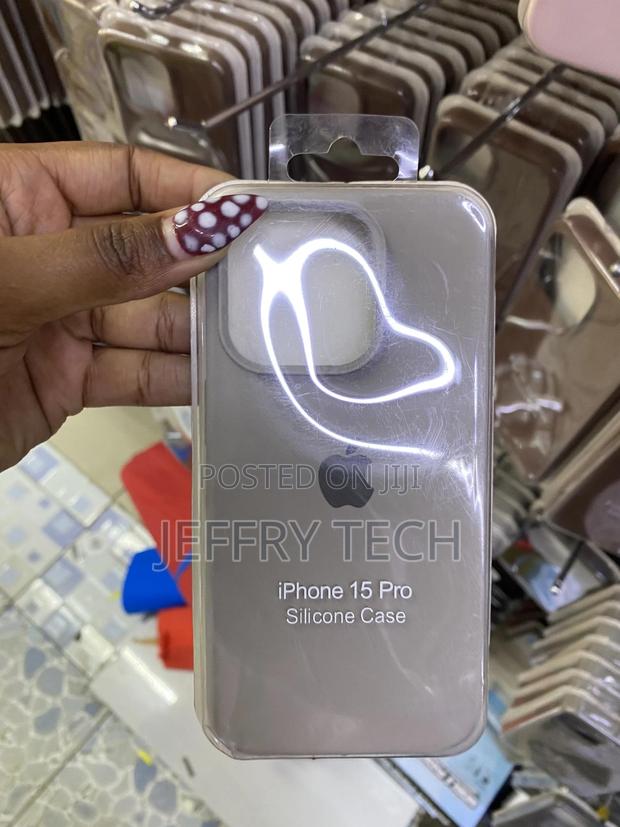 Destore iPhone 15 Pro Liquid Silicone Case With Soft Microfiber Lining - main view