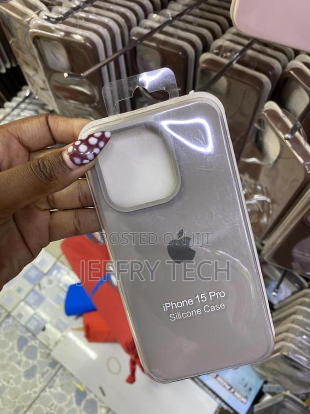 Destore iPhone 15 Pro Liquid Silicone Case With Soft Microfiber Lining - thumbnail 3