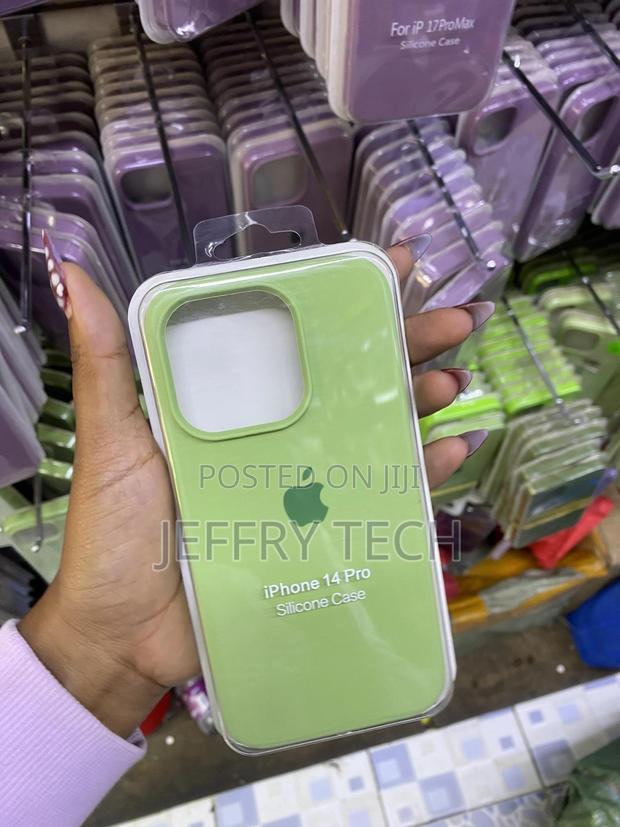 Maver for iPhone 14 Pro Liquid Silicone With Microfiber Lining - thumbnail 3