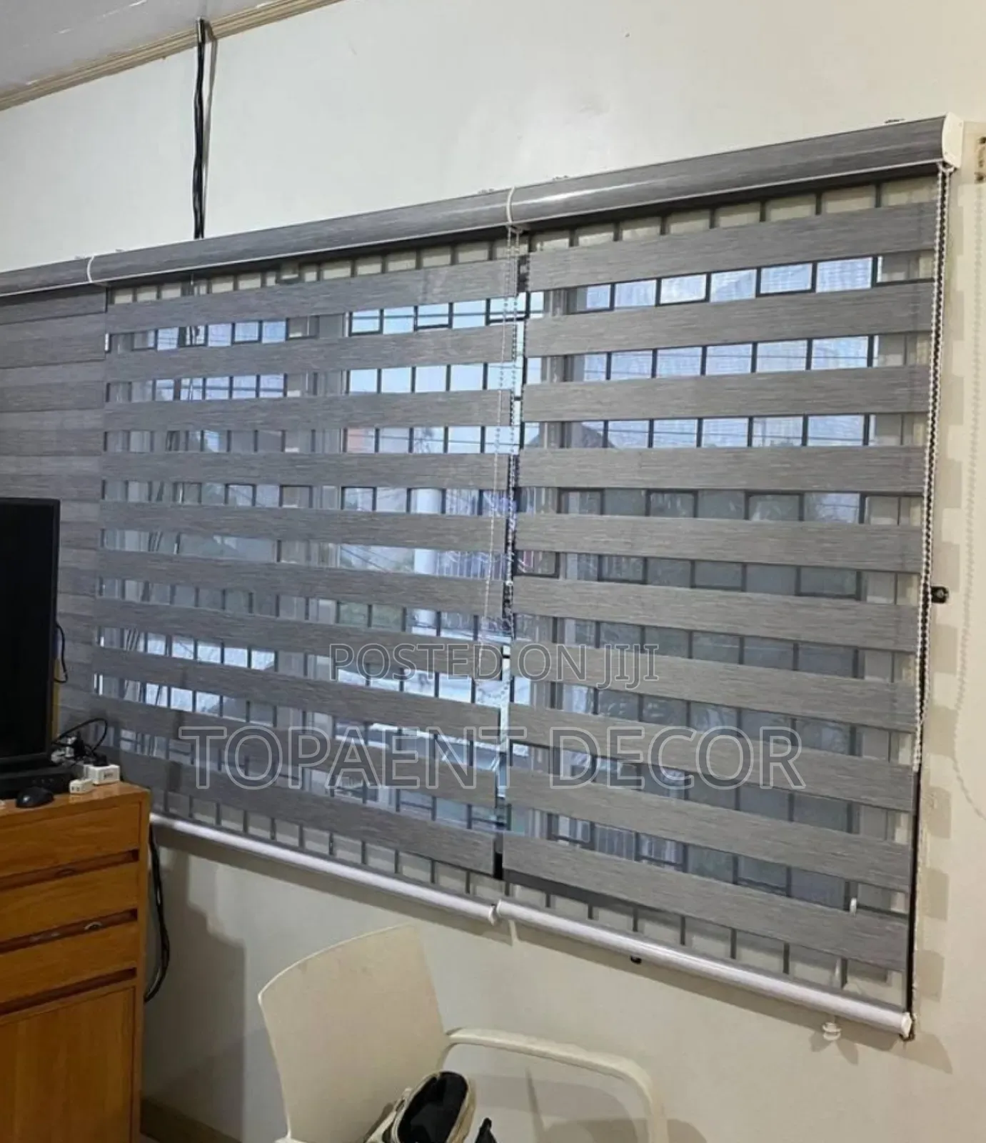 Shadows Done Right With Light Grey Horizontal Office Blinds