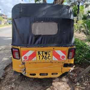 Piaggio 2018 Yellow - main view