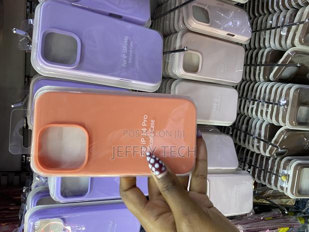 Amirr iPhone 14 Pro Case Liquid Silicone Case With Microfiber Lining - main view